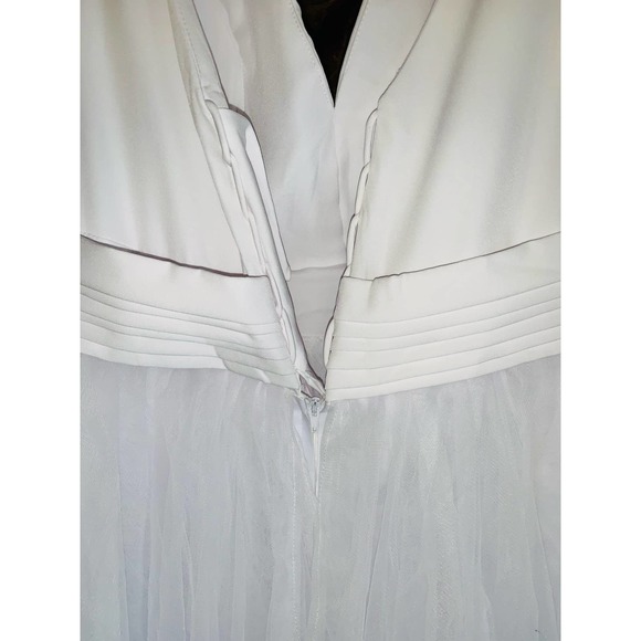 Elegant White Wedding Dress - Picture 11 of 14